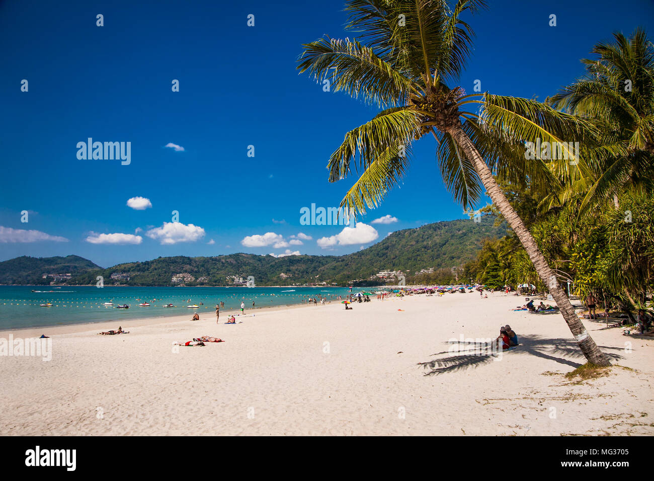 PHUKET, Tailandia- Jan 23, 2016: la folla di turisti a Patong beach il Jan 23, 2016 in Phuket, Tailandia. Phuket è una popolare destinazione famosa per l'it Foto Stock