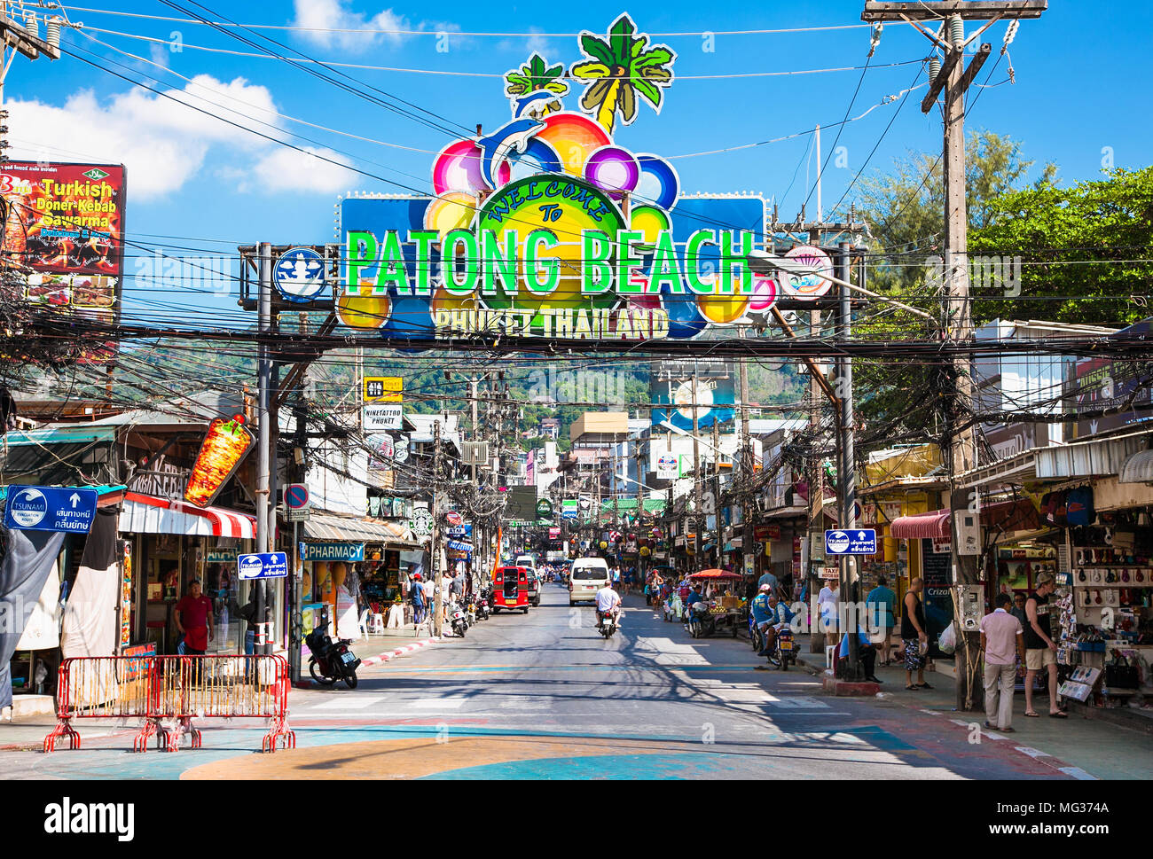 PHUKET, Tailandia - Jan 23, 2016: Patong Beach segno di benvenuto al di sopra di entrata di Bangla Road a Phuket il Jan 23, 2016 la Tailandia. Bangla Road è una famosa Foto Stock