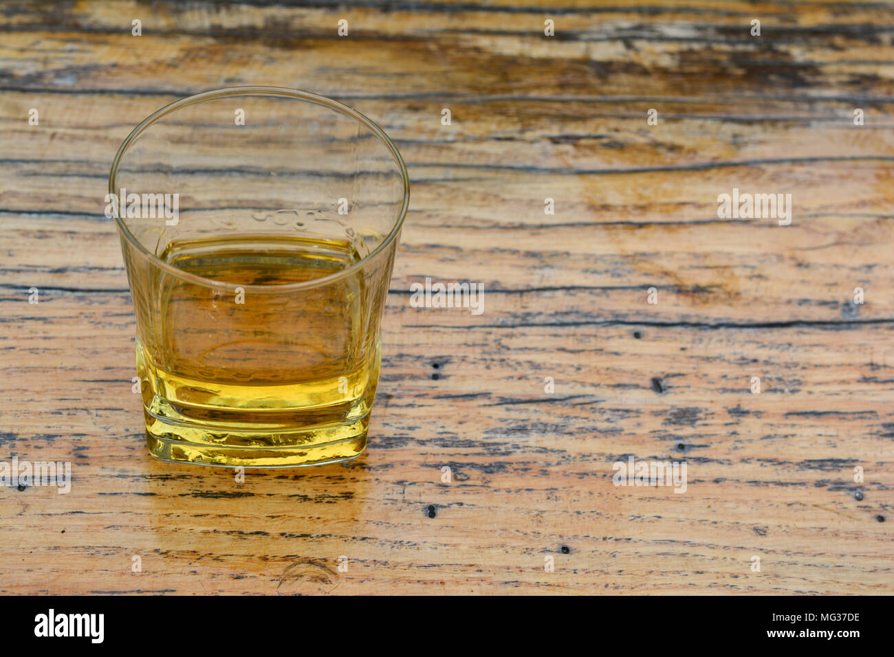 Molto vecchio, buona, in casa di brandy alla prugna in vetro su grunge superficie in legno con incrinature Foto Stock