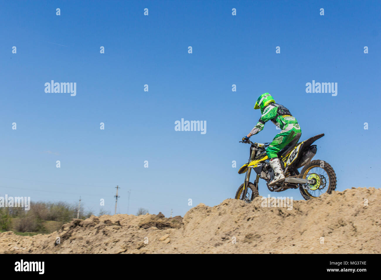 Motociclista vola nella molla blu cielo Foto Stock