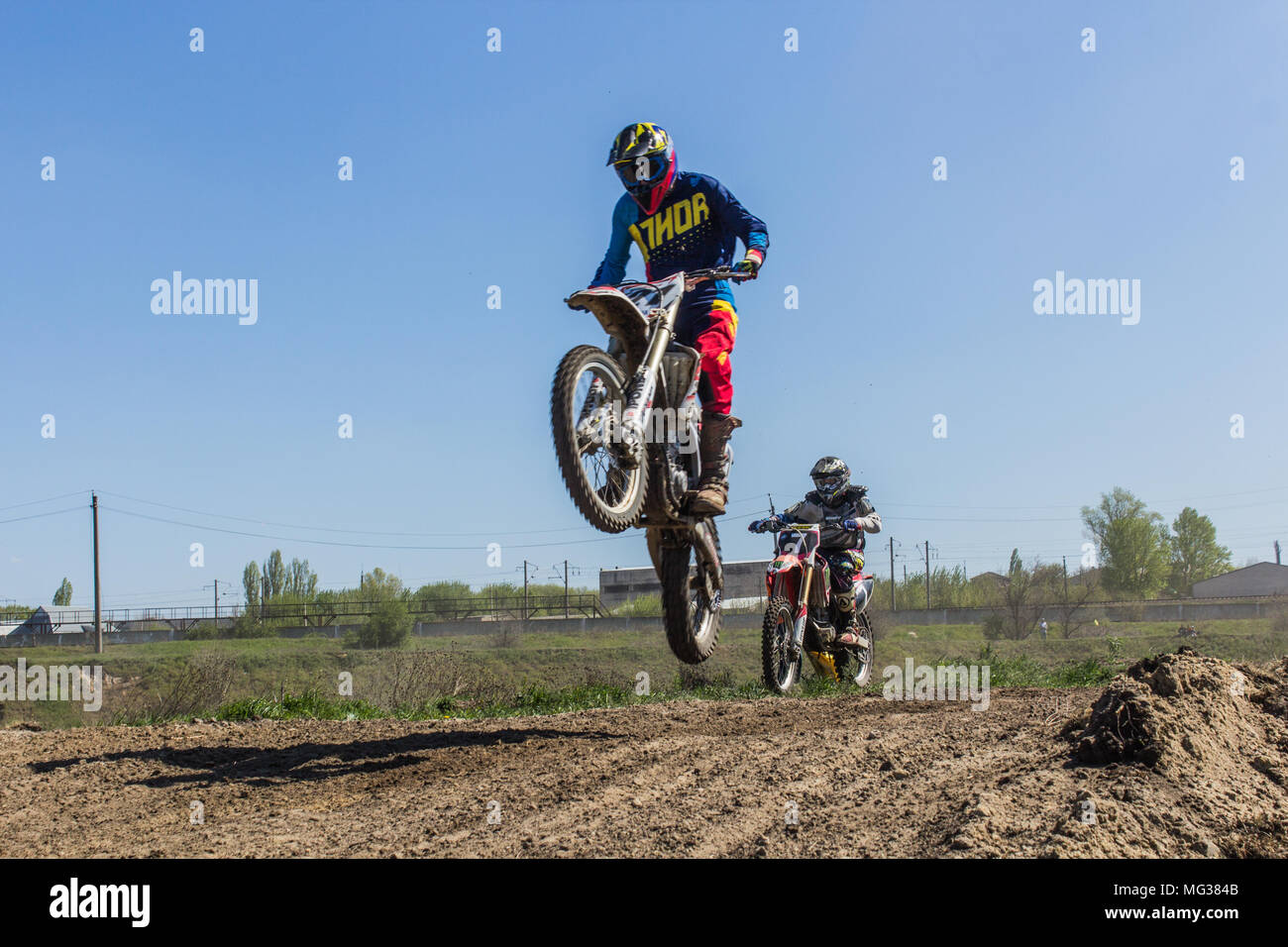 Motociclista vola nella molla blu cielo Foto Stock