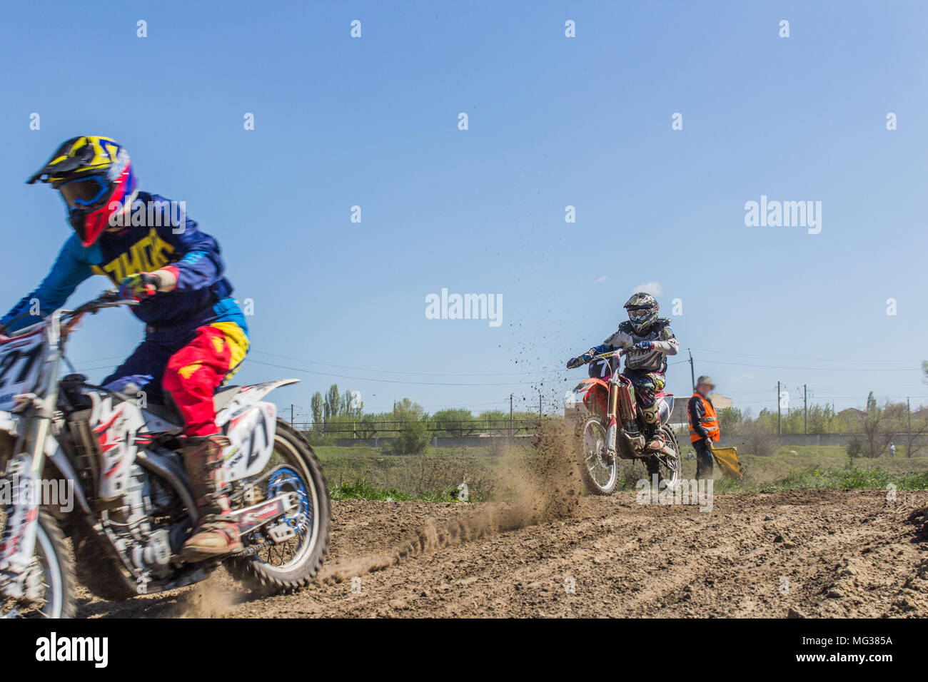 Motociclista vola nella molla blu cielo Foto Stock