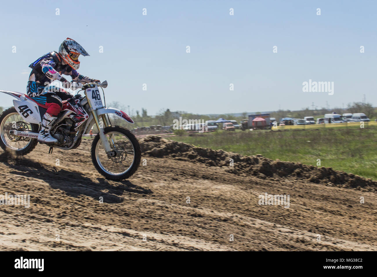 Motociclista vola nella molla blu cielo Foto Stock