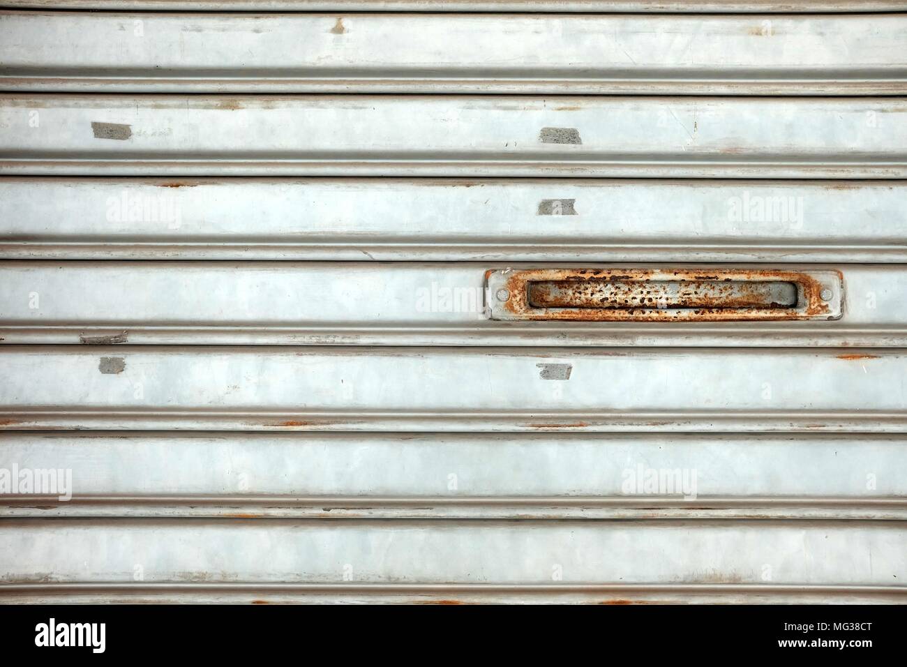 Mail Slot sul metallo di piegatura porta. Foto Stock
