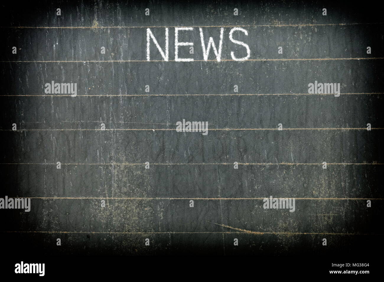 News Chalk iscritto sul vecchio sfondo lavagna. Foto Stock