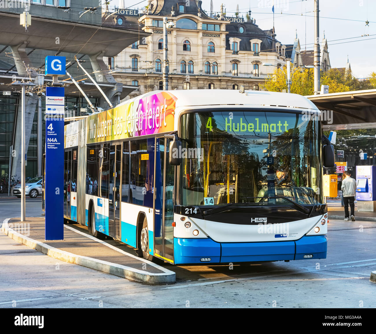 Lucerna, Svizzera - 3 October, 2015: un Hess filobus in piedi a un arresto completo su Bahnhofplatz square. Hess è un marchio della Carrosserie Hess AG compan Foto Stock