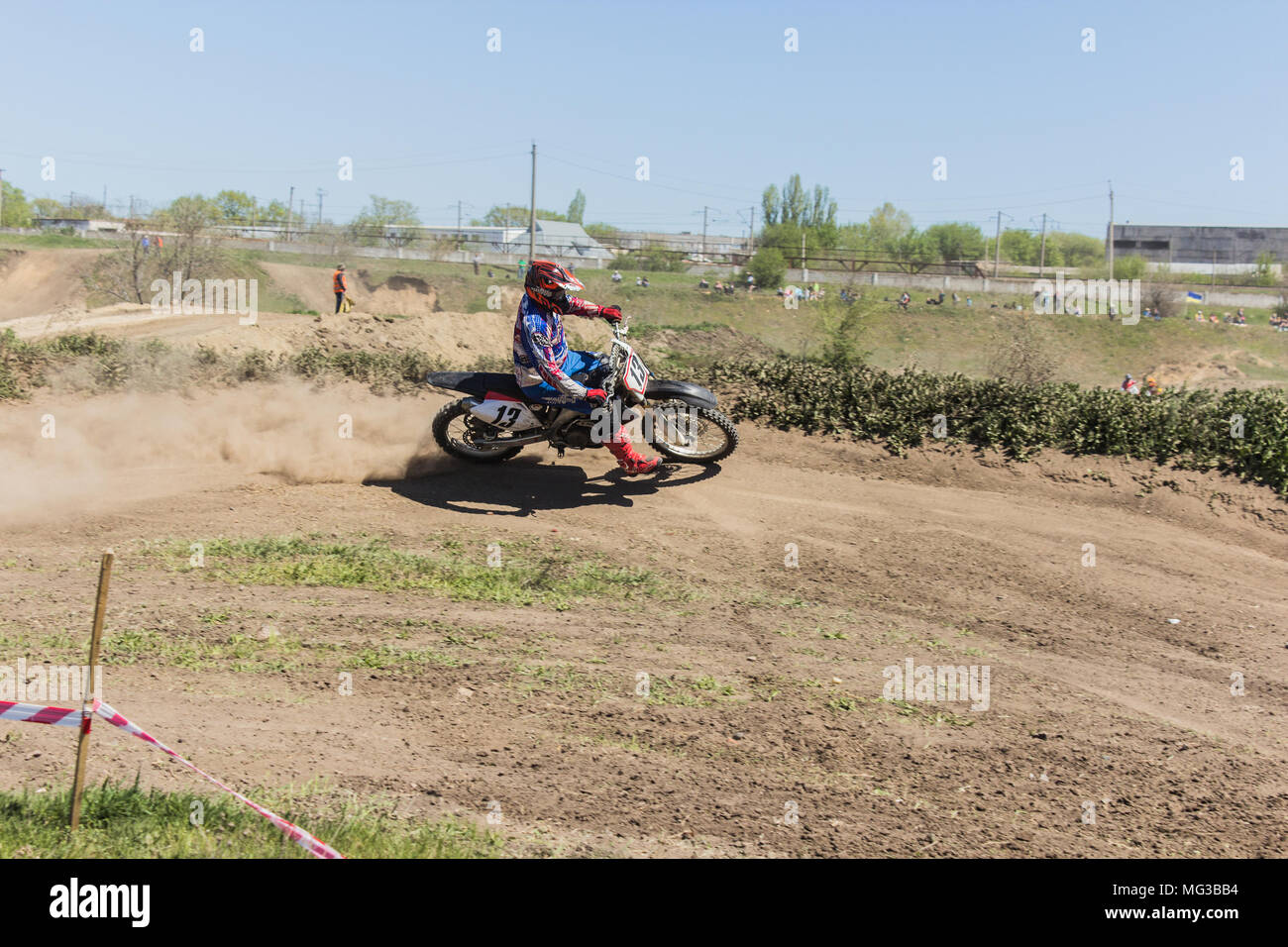 Motociclista vola nella molla blu cielo Foto Stock