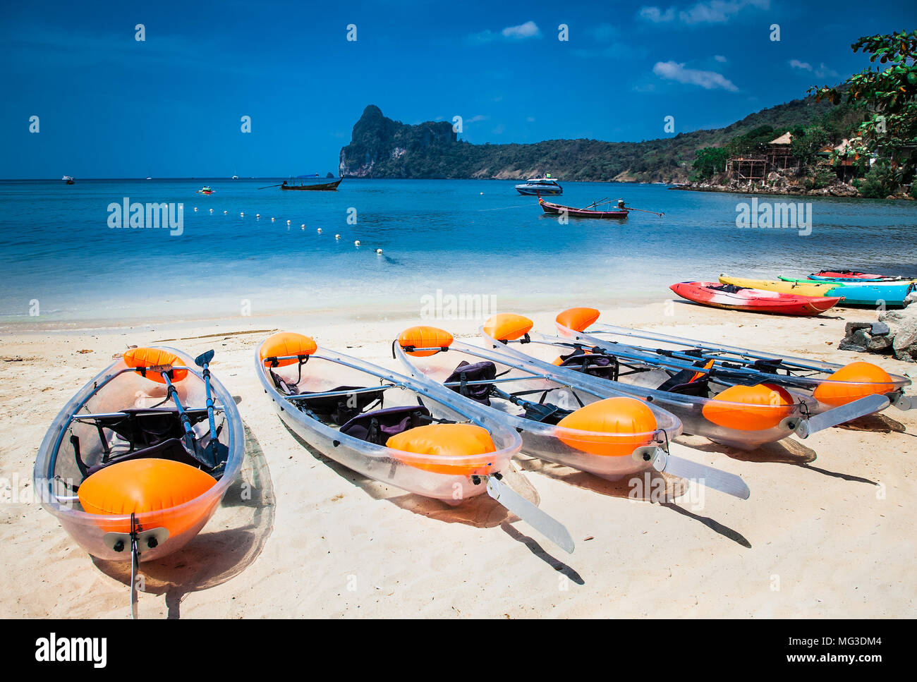 Kayaks colorato a Ao Loh Dalum sulla spiaggia di Phi Phi Don isola provincia di Krabi Thailandia. Koh Phi Phi Don è parte di un parco marino nazionale. Foto Stock