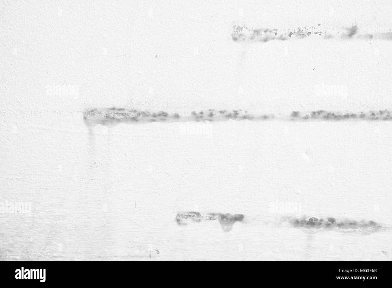 Bianco Macchia di ruggine sulla parete in calcestruzzo dello sfondo. Foto Stock