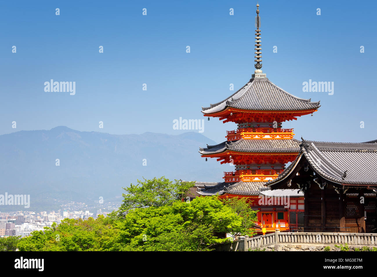 Vista di Kiyomizu-dera tempio complesso con Pagoda a Kyoto, Giappone Foto Stock