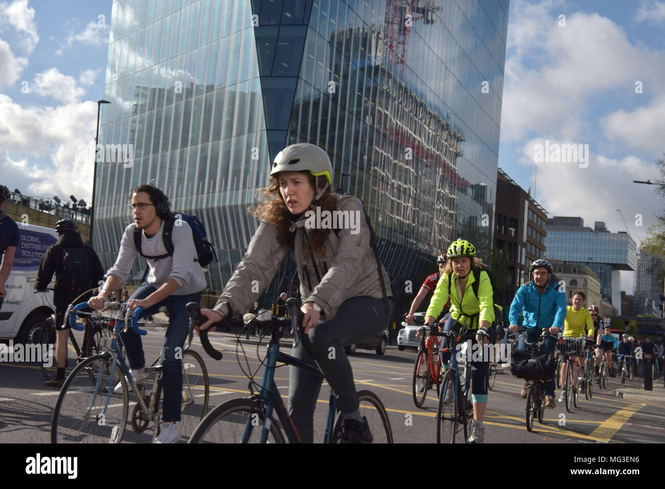 I ciclisti giro attraverso la giunzione del traffico su Blackfriars Road e Stamford Street in direzione nord verso Blackfrairs ponte sulla superstrada per bicicletta Foto Stock