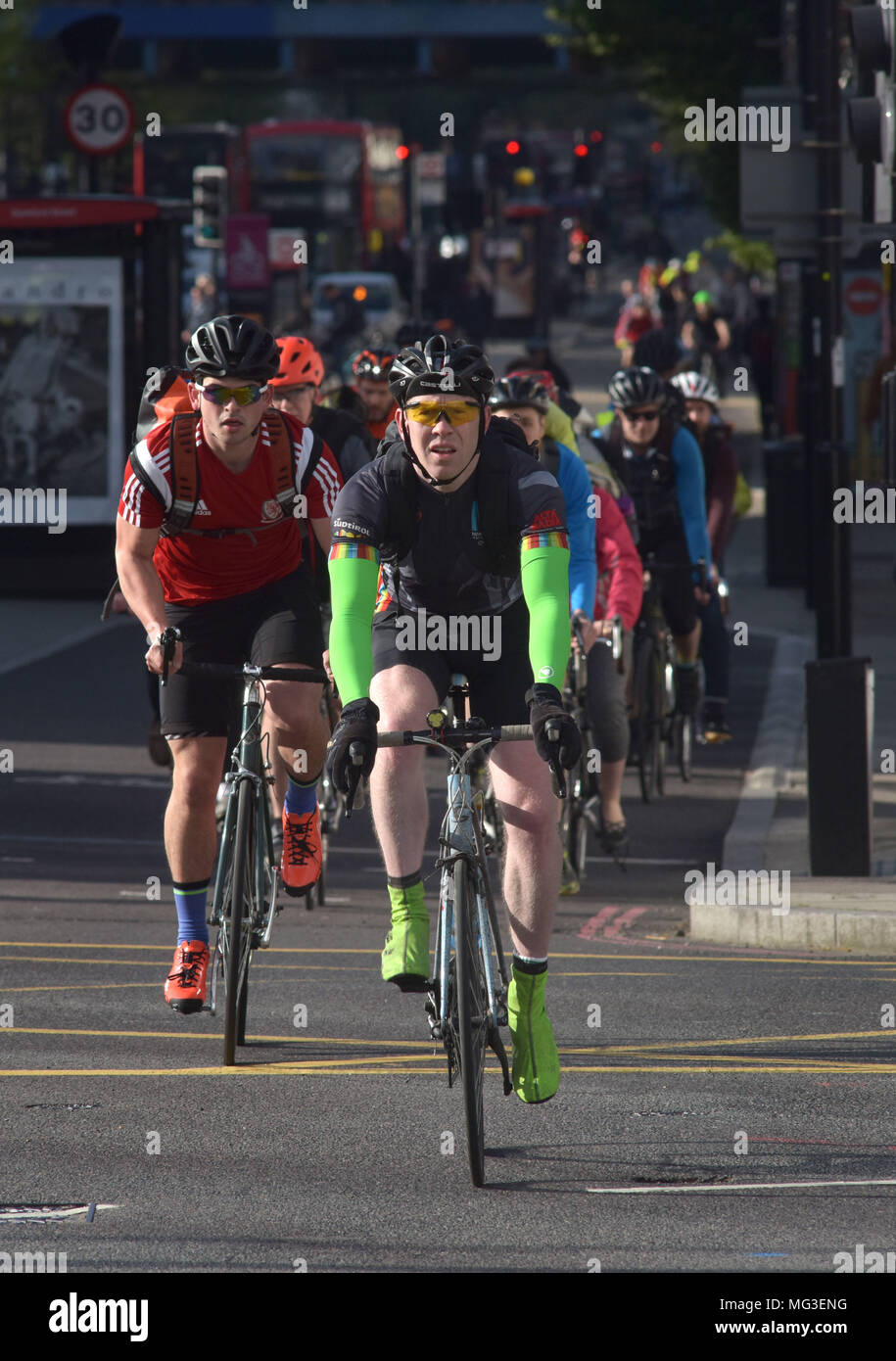 I ciclisti giro attraverso la giunzione del traffico su Blackfriars Road e Stamford Street in direzione nord verso Blackfrairs ponte sulla superstrada per bicicletta Foto Stock