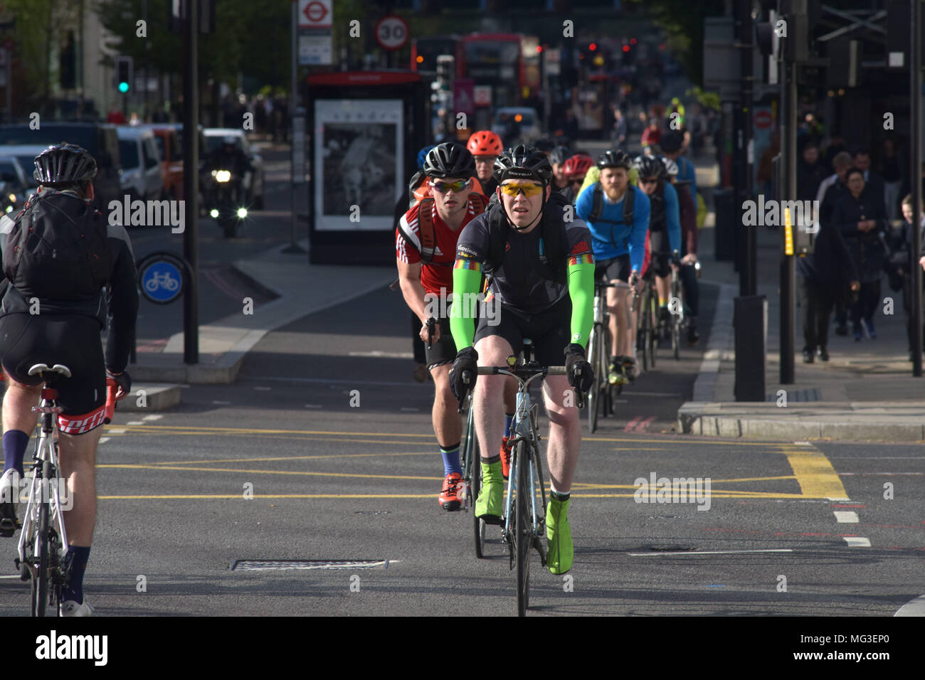 I ciclisti giro attraverso la giunzione del traffico su Blackfriars Road e Stamford Street in direzione nord verso Blackfrairs ponte sulla superstrada per bicicletta Foto Stock