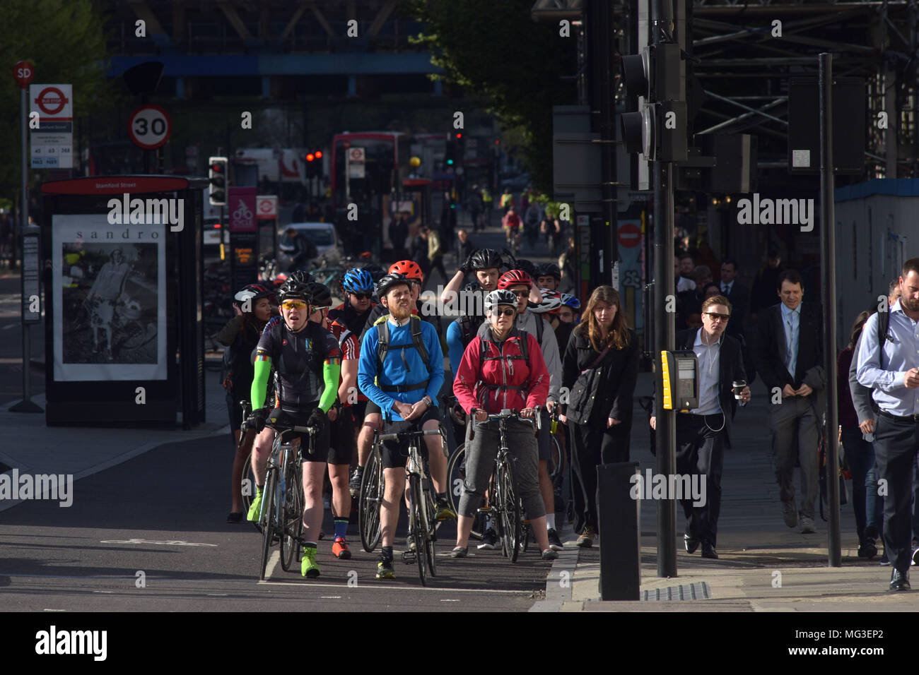 I ciclisti giro attraverso la giunzione del traffico su Blackfriars Road e Stamford Street in direzione nord verso Blackfrairs ponte sulla superstrada per bicicletta Foto Stock