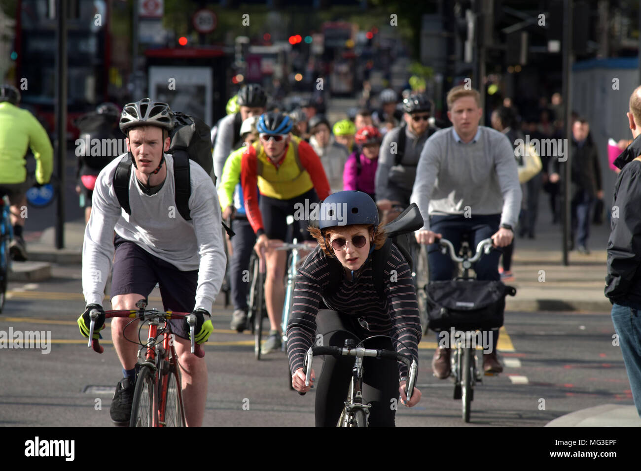 I ciclisti giro attraverso la giunzione del traffico su Blackfriars Road e Stamford Street in direzione nord verso Blackfrairs ponte sulla superstrada per bicicletta Foto Stock