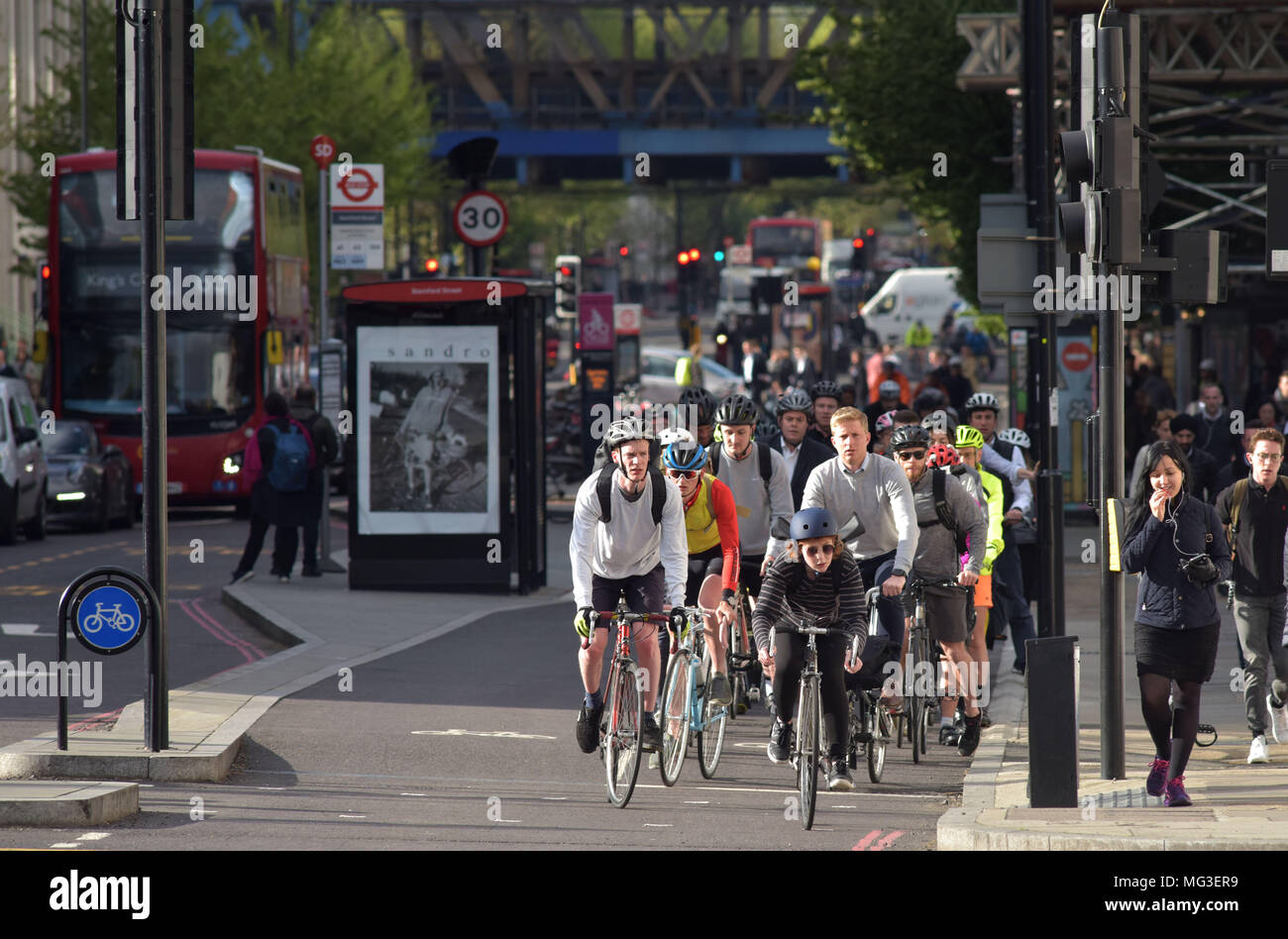 I ciclisti giro attraverso la giunzione del traffico su Blackfriars Road e Stamford Street in direzione nord verso Blackfrairs ponte sulla superstrada per bicicletta Foto Stock