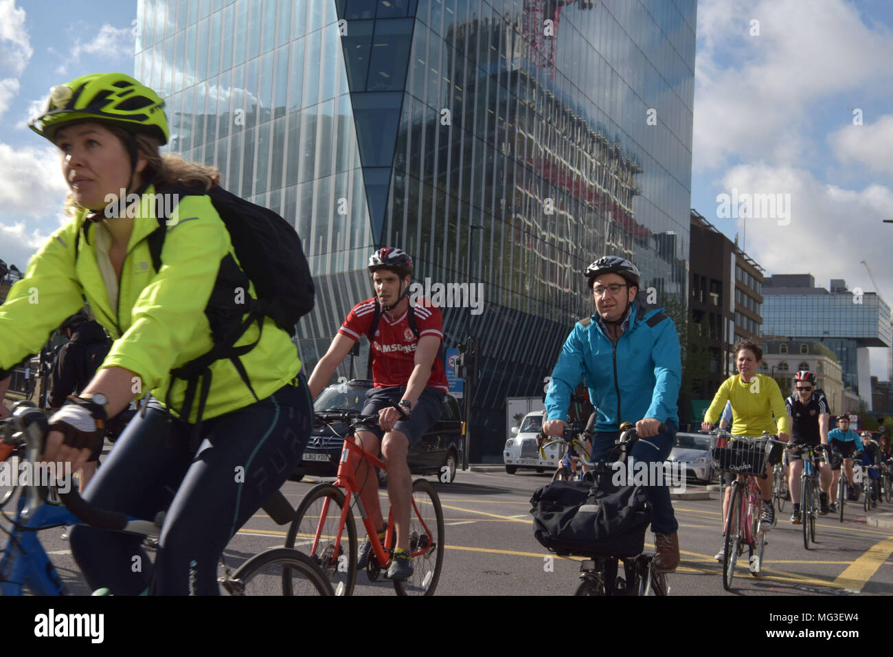 Ciclista su Brompton bike attraverso la giunzione del traffico su Blackfriars Road e Stamford Street in direzione nord verso Blackfrairs Ponte sul b Foto Stock