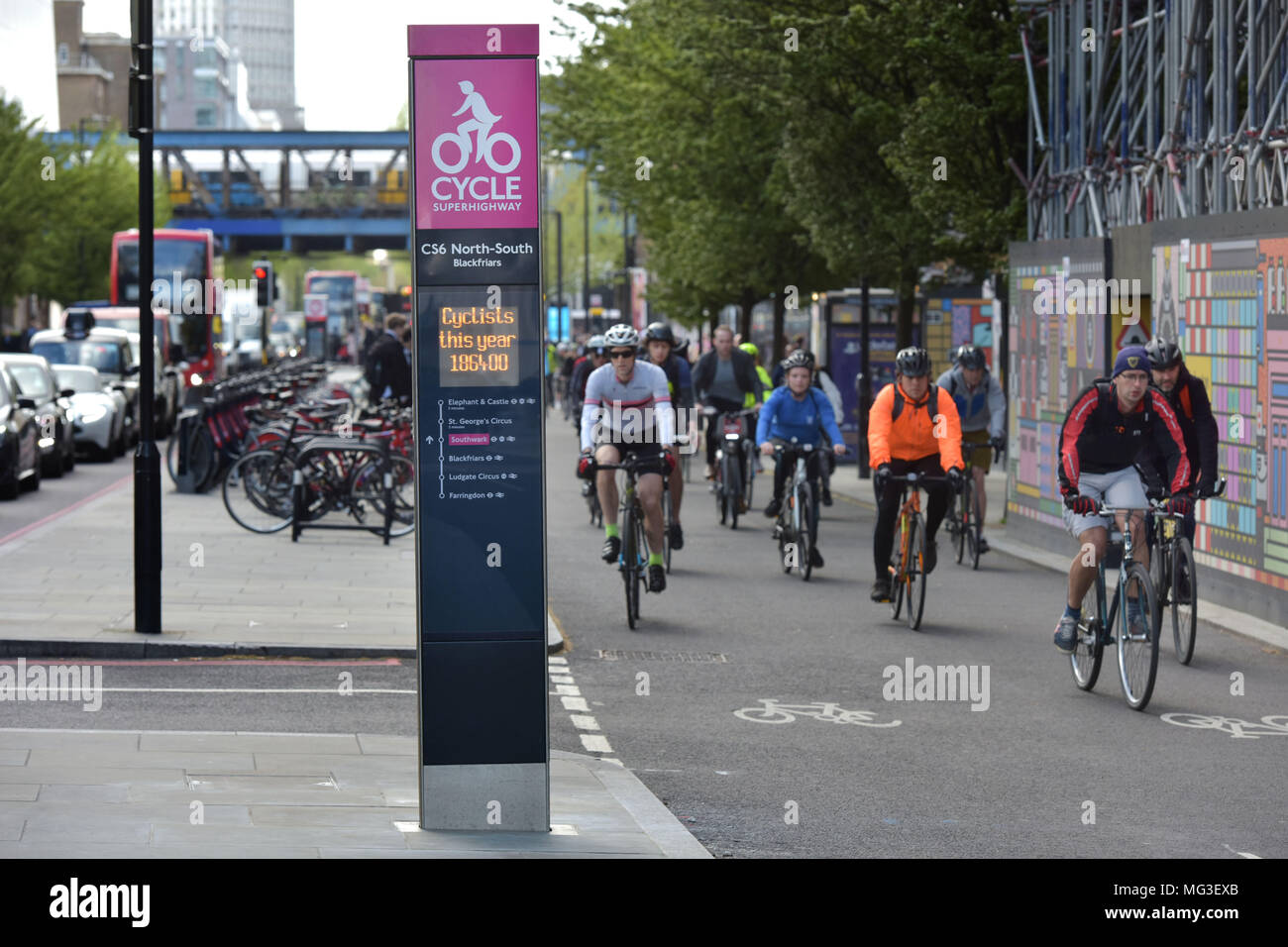 I ciclisti ride passato il superhighway di contatore di bicicletta come loro capo sud lungo la CS6 bike lane su Blackfriars Road nel centro di Londra di mattina ora di punta Foto Stock