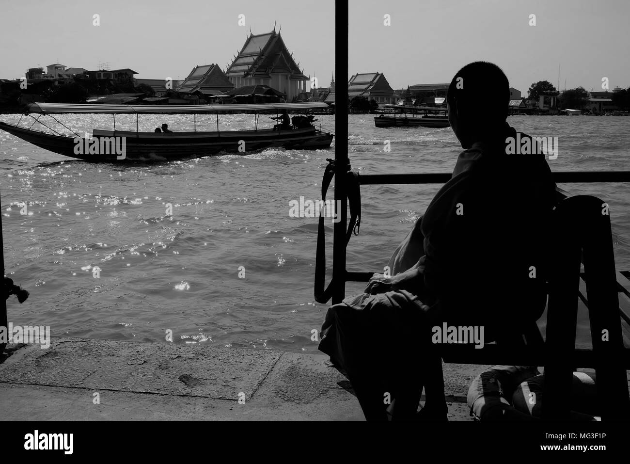 Silhouette di monaco buddista seduto in traghetto a Chao Phya River Bangkok, Thailnad in bianco e nero. Traduzione dei testi in Immagine è "Marine Depar Foto Stock