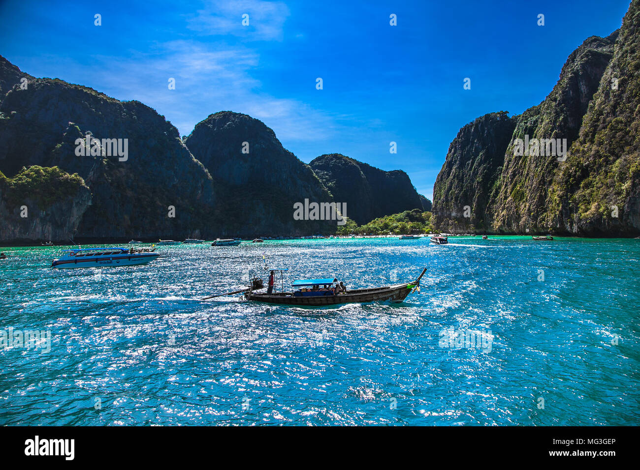 PHI PHI , THAILNAND-Jan 27, 2016: Barche al Maya Beach in Ko Phi Phi island il Jan 27, 2016 la Tailandia. Foto Stock