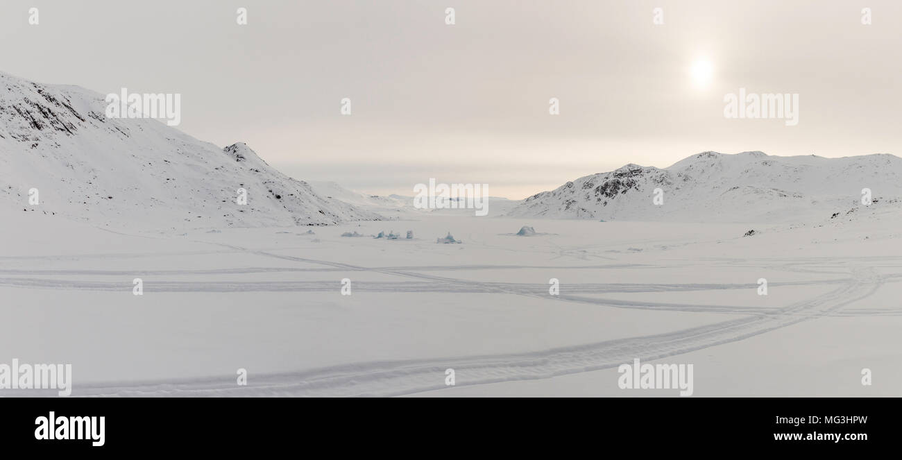 Panormic paesaggio del fiordo e delle montagne, Isola Baffin, Nunavut, artiche, Canada Foto Stock