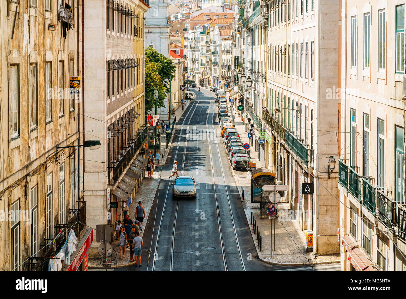 Lisbona, Portogallo - Agosto 13, 2017: la gente camminare sulle strade trafficate della città di Lisbona Foto Stock