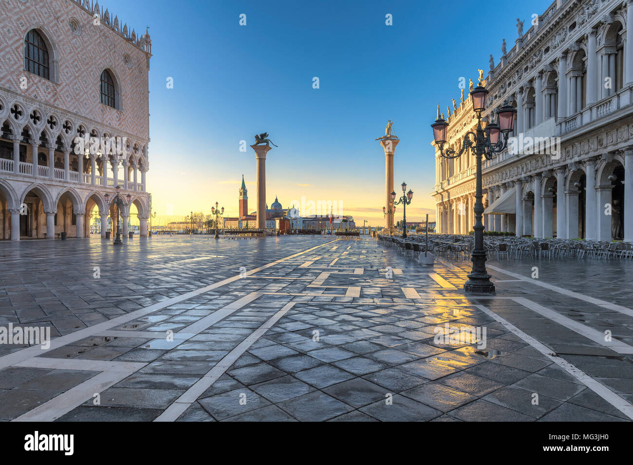 Sunrise vista in Piazza San Marco a Venezia, Italia. Foto Stock