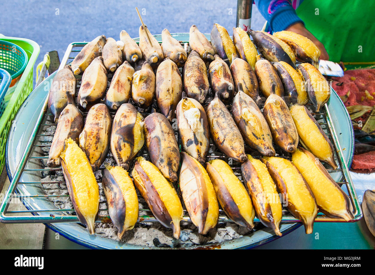Banane Banane alla griglia per la vendita sul mercato di strada. Bangkok, Thailandia Foto Stock