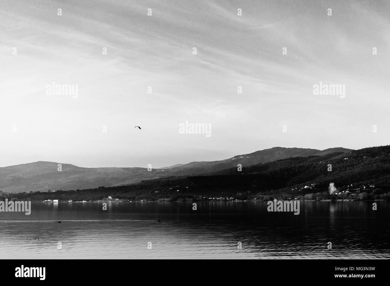 Bellissima vista del lago Trasimeno (Umbria, Italia), con colline e cielo riflettendo sull'acqua Foto Stock