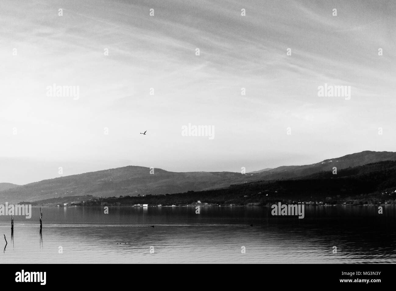 Bellissima vista del lago Trasimeno (Umbria, Italia), con colline e cielo riflettendo sull'acqua Foto Stock