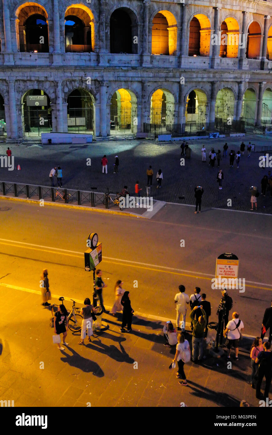 Persone a notte, Colosseo, Roma, Italia Foto Stock