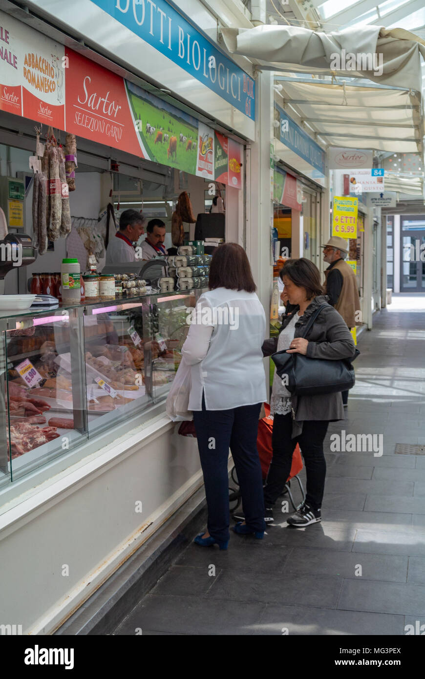 Italiani al macellaio, Nuovo Mercato di Testaccio, Roma, Italia Foto Stock