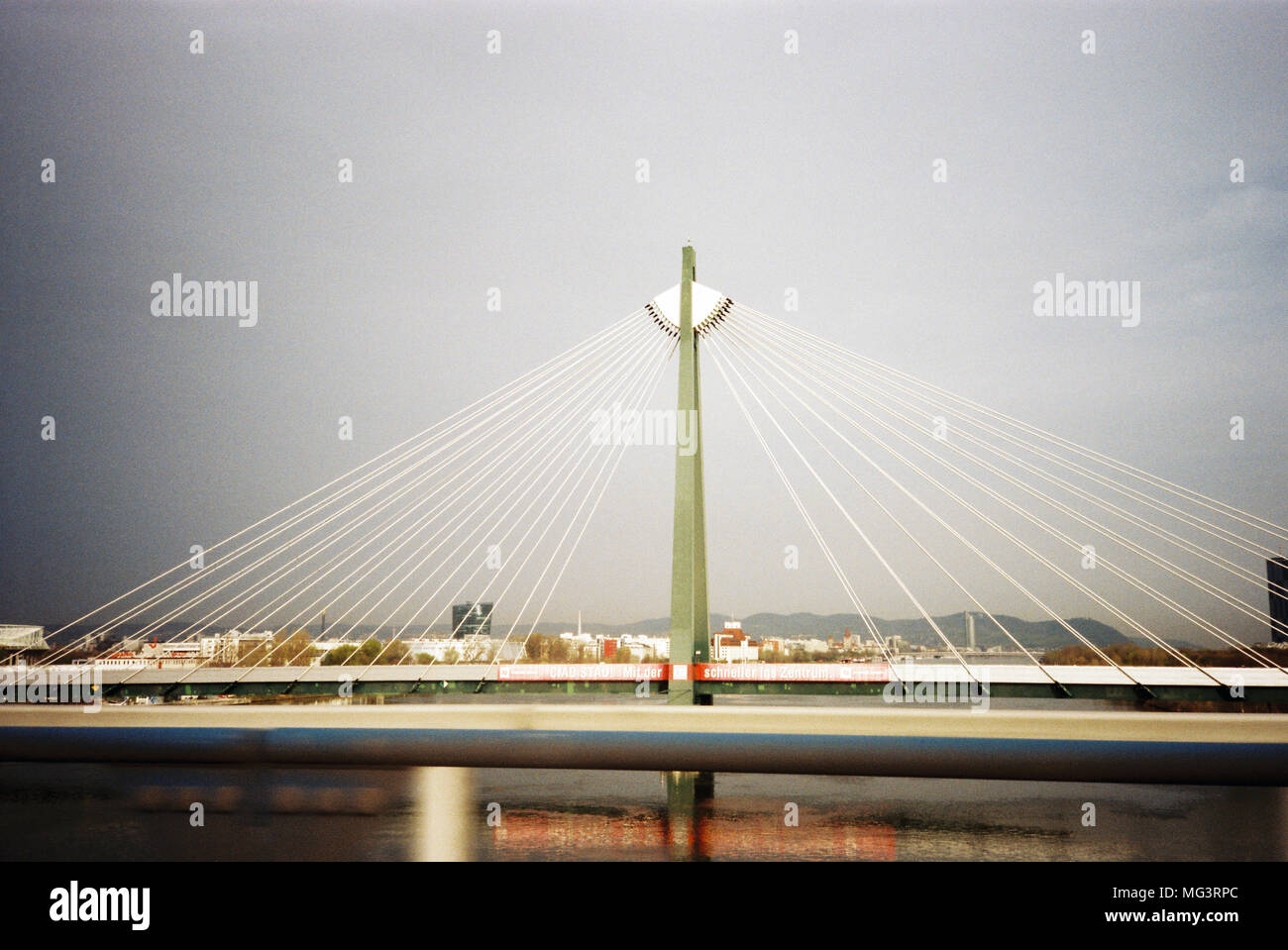 Donaustadt Bridge la U2 cavo ponte di sospensione di Vienna in Austria , l'Europa. Foto Stock