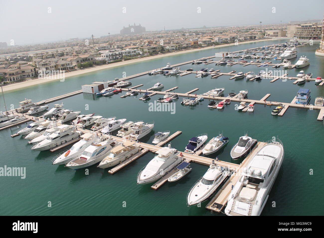 Super Yacht ormeggiati nel Palm Jumeirah Foto Stock