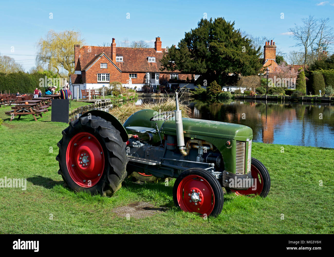 Vintage trattore accanto al Mill House pub & restaurant, North Warnborough, Hampshire, Inghilterra, Regno Unito Foto Stock