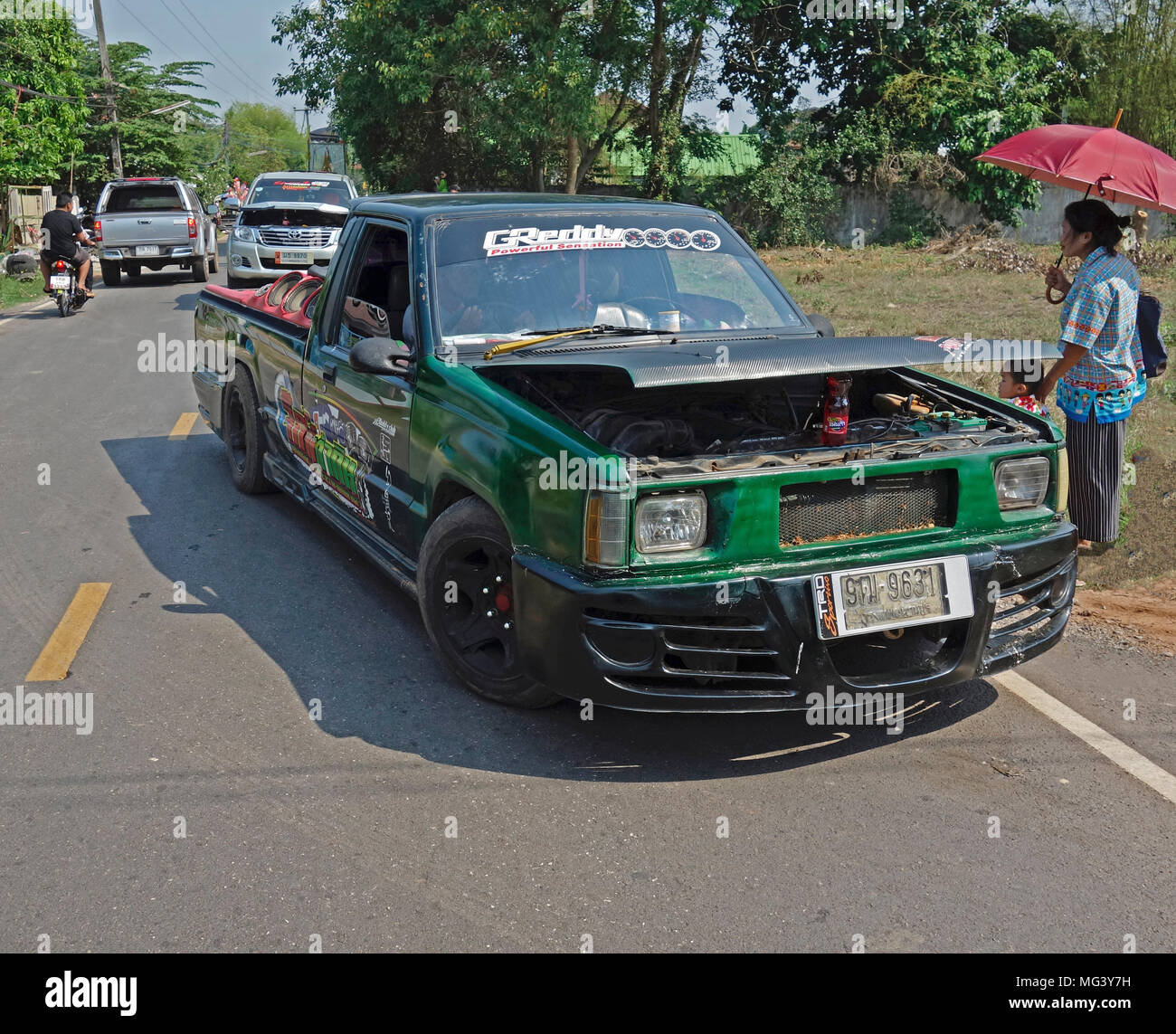 Pickup truck cofano aperto puntellata da bevande analcoliche bottiglia per la ventilazione e il raffreddamento durante il transito in clima caldo sulla strada nel nord est della Thailandia Foto Stock