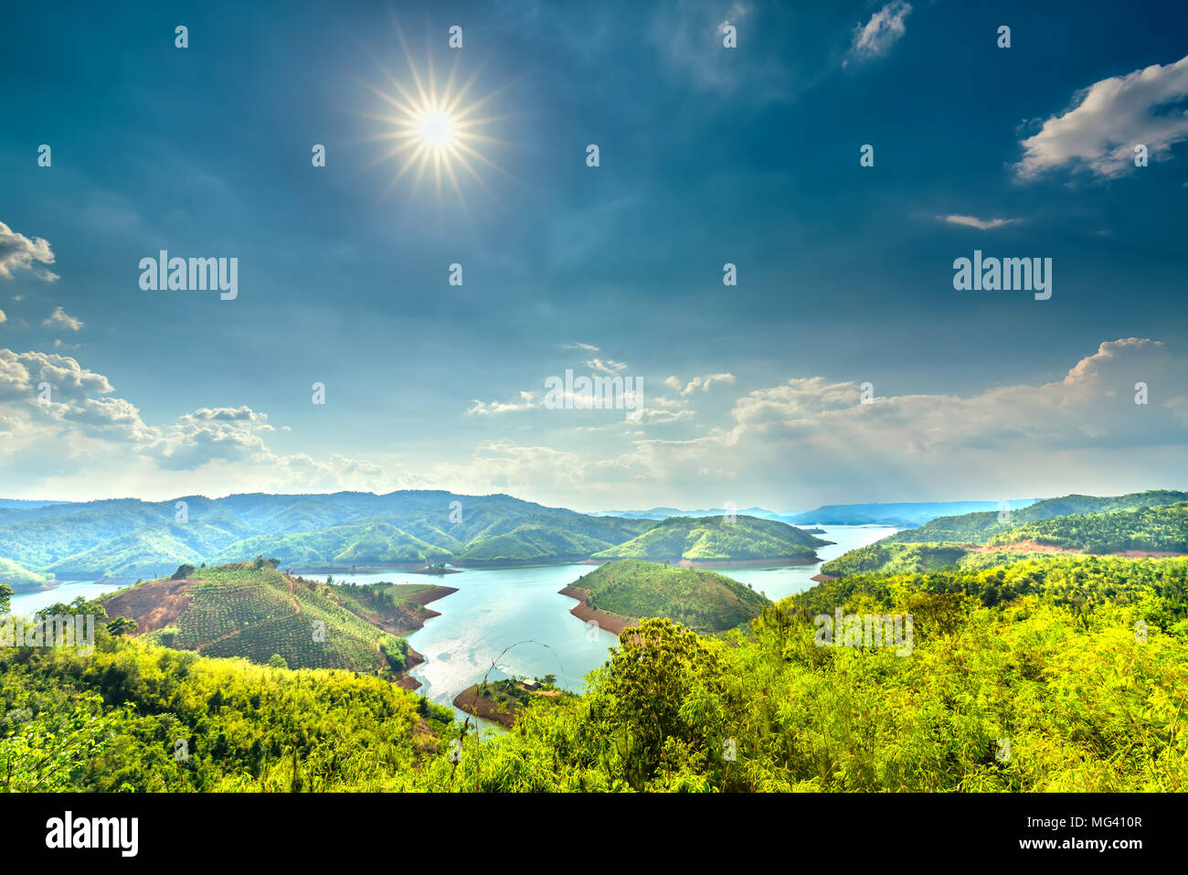 Pomeriggio soleggiato sulla collina lago di idrogeno Ta sterco. Non vi sono grandi bacini idrici che forniscono acqua per grandi aree negli altipiani del Vietnam Foto Stock