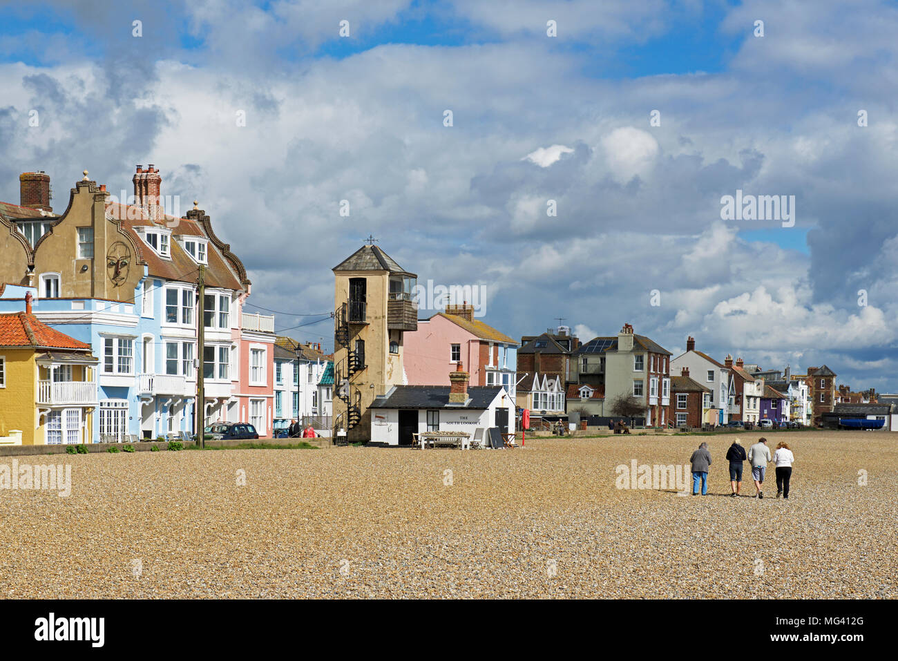 Di fronte al mare e alla spiaggia, Aldeburgh, Suffolk, Inghilterra, Regno Unito Foto Stock