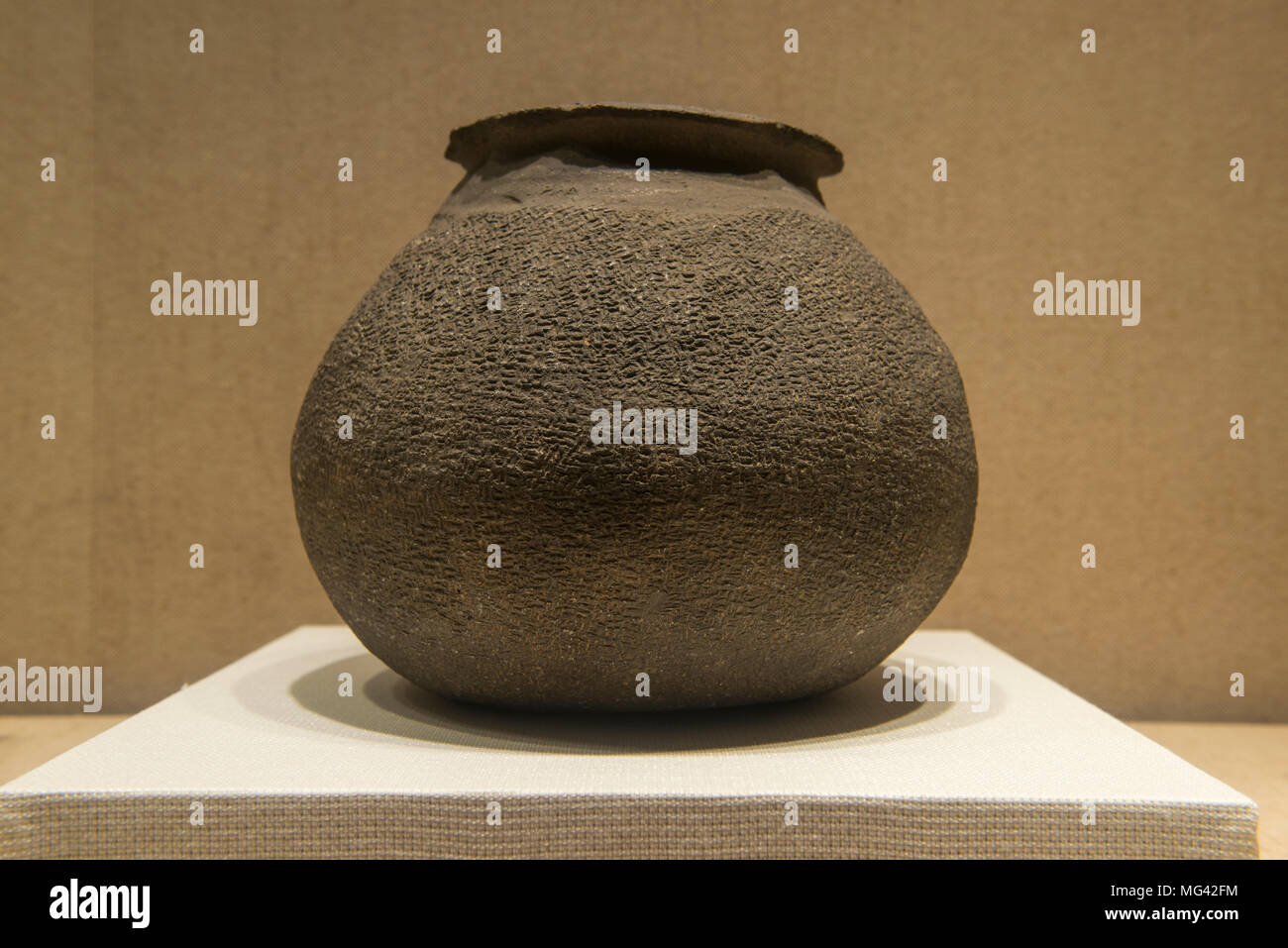 La placcatura hard vaso in ceramica con cloud & thunder pattern nel Museo di Zhejiang di Hangzhou, Cina. Dinastia Shang (c.1600-1046 BCE) Foto Stock