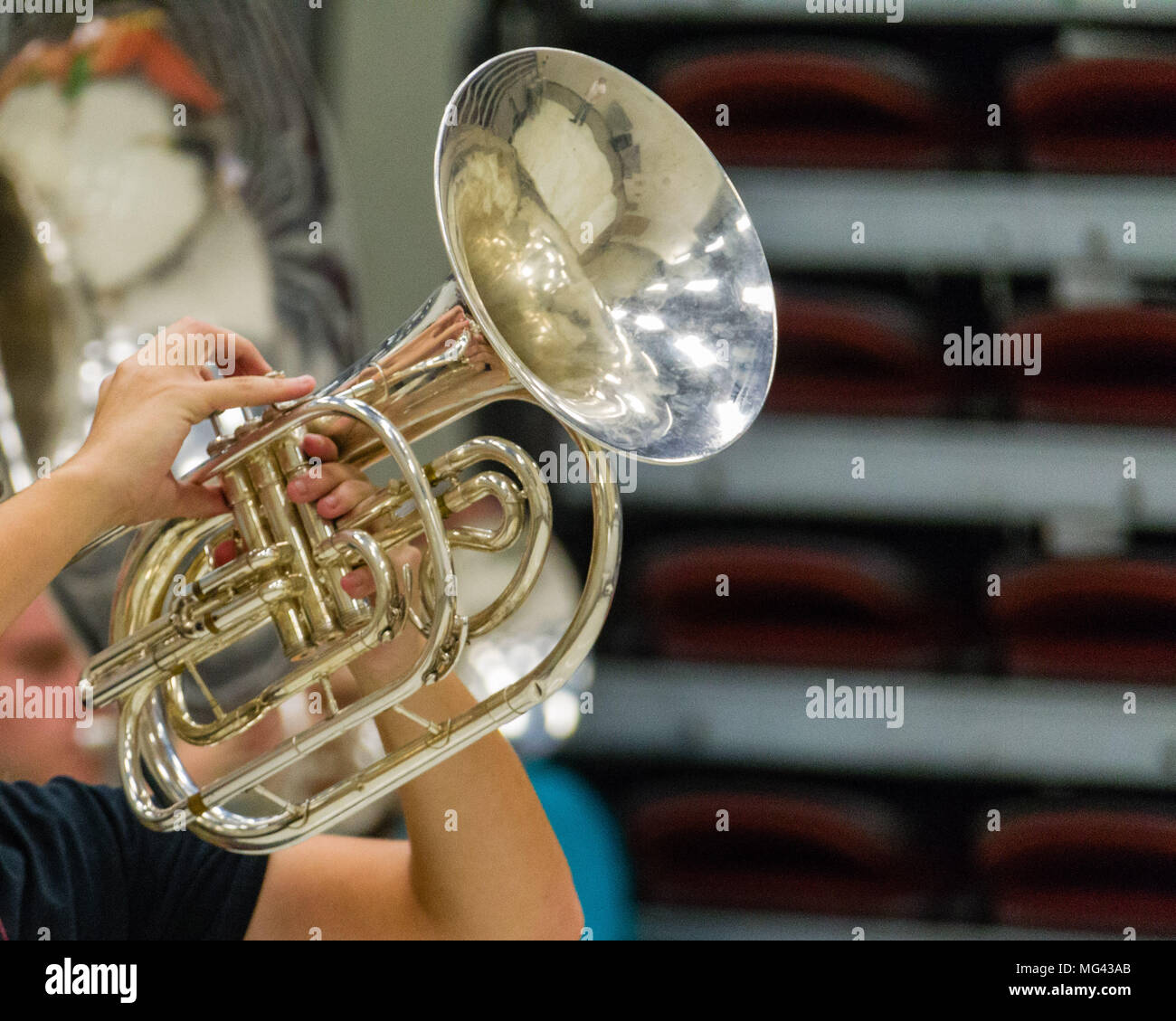 Le mani di un musicista di riproduzione di un mellophone Foto Stock