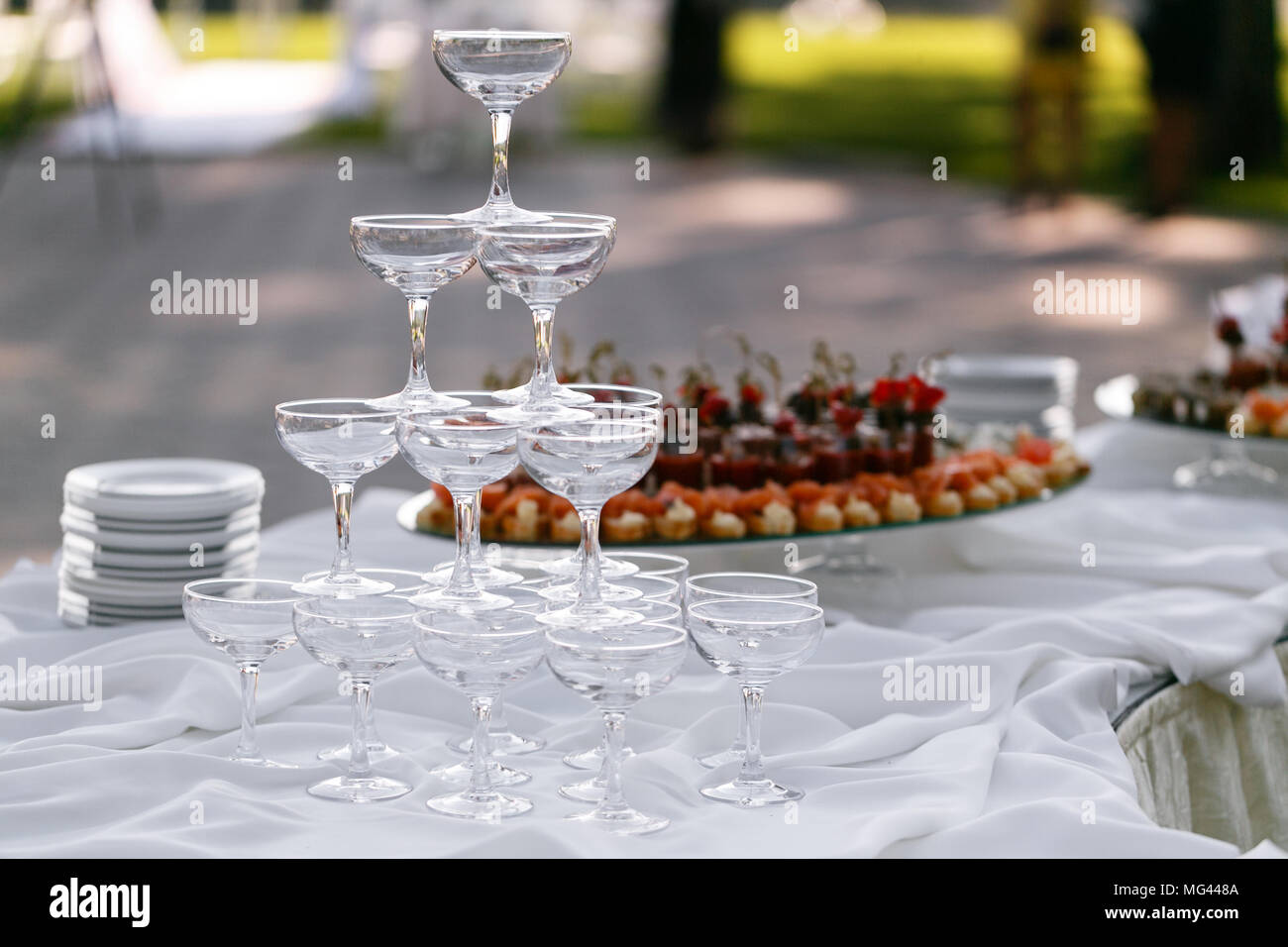 Bicchiere di champagne con tartine e spuntini a tavolo buffet. Summer party all'aperto. Foto Stock