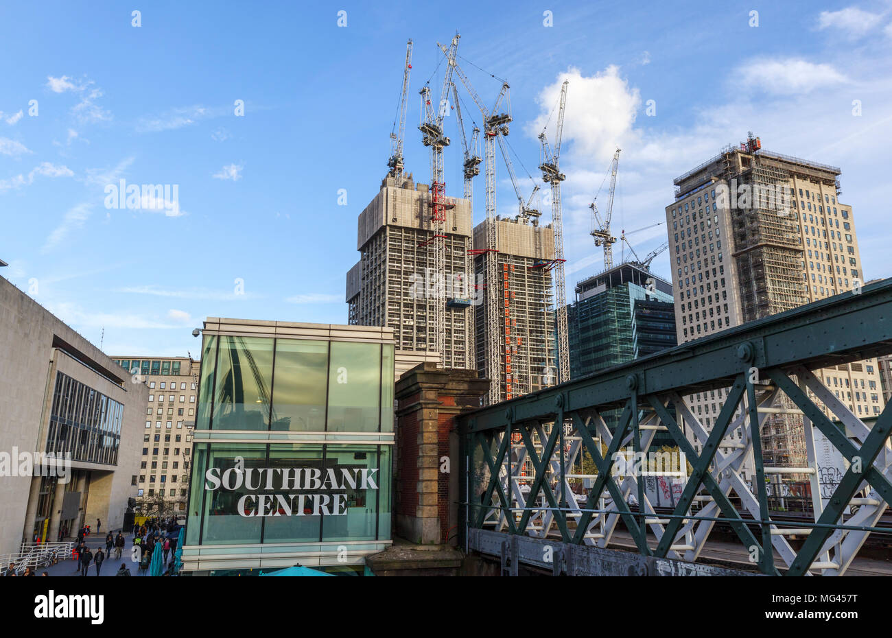 Gru a torre sul nuovo parzialmente completata Southbank collocare blocchi di appartamenti residenziali di sviluppo complessi a Lambeth, London SE1 Foto Stock