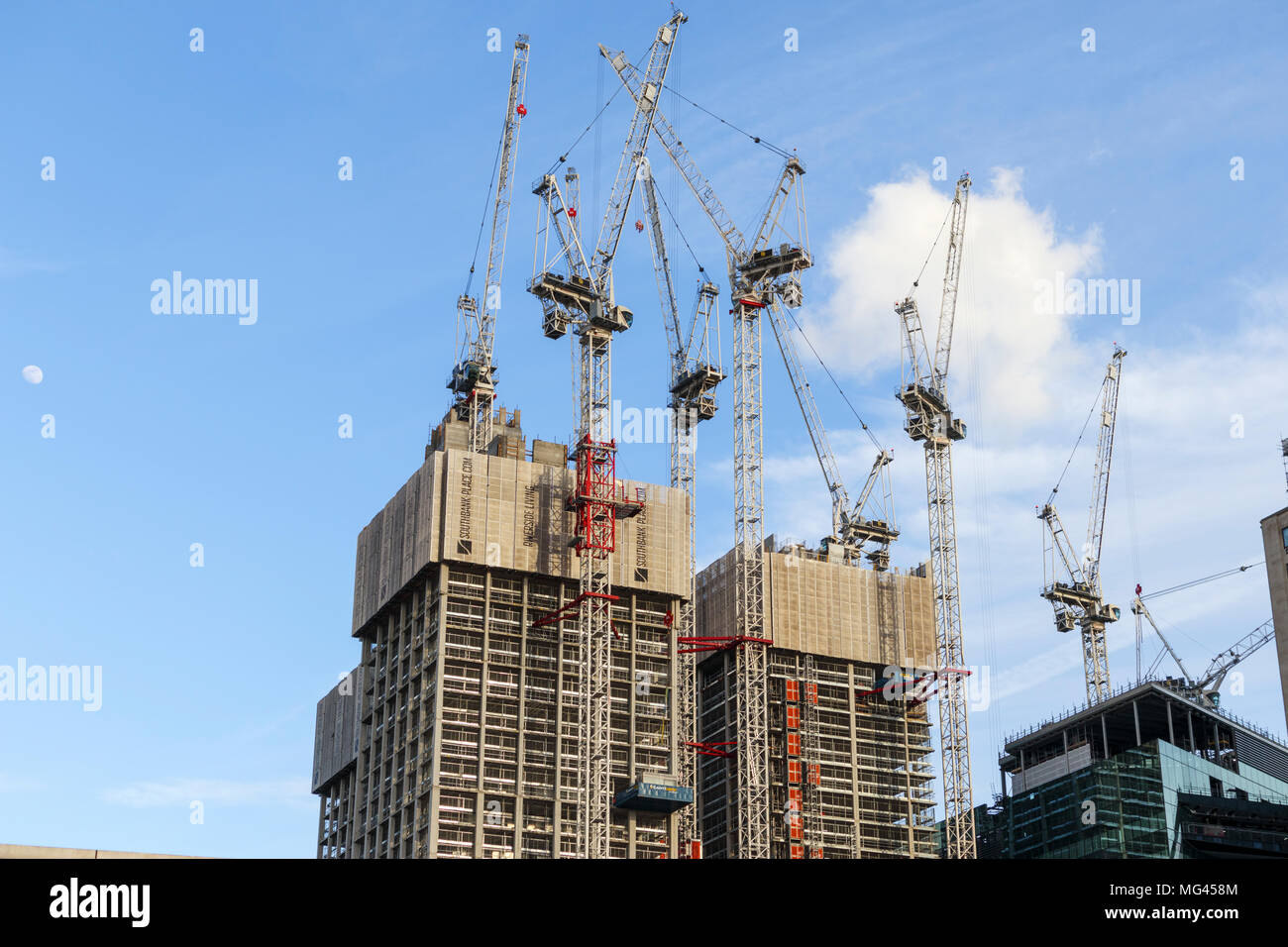 Gru a torre sul nuovo parzialmente completata Southbank collocare blocchi di appartamenti complesso residenziale lo sviluppo di Londra SE1 Foto Stock