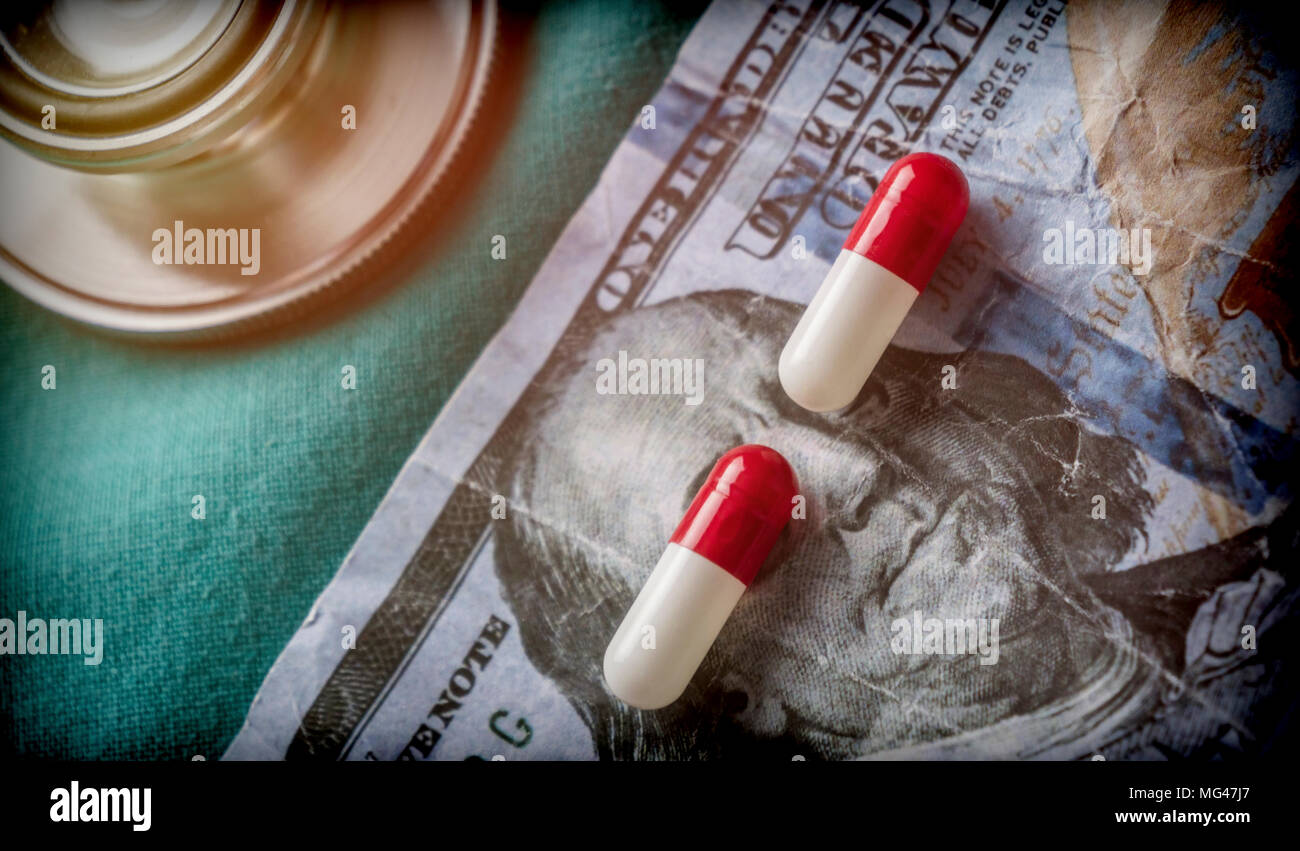 Alcuni farmaci su un biglietto del dollaro, immagine concettuale copay salute Foto Stock