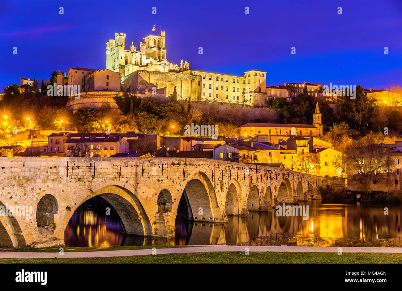 St. Nazaire Cathedral e Pont Vieux a Beziers, Francia Foto Stock