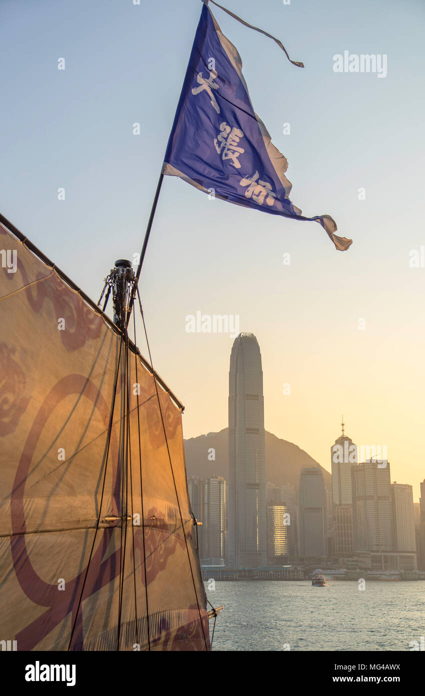 Immondizia barca nel porto Victoria, Isola di Hong Kong, Hong Kong Foto Stock