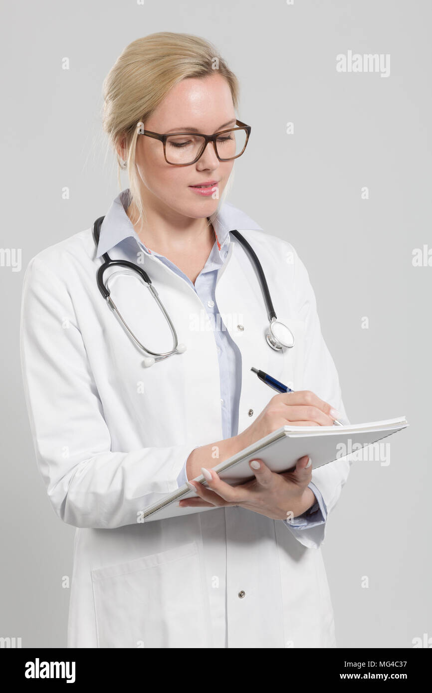 Giovani donne medico con stetoscopio e appunti Foto Stock