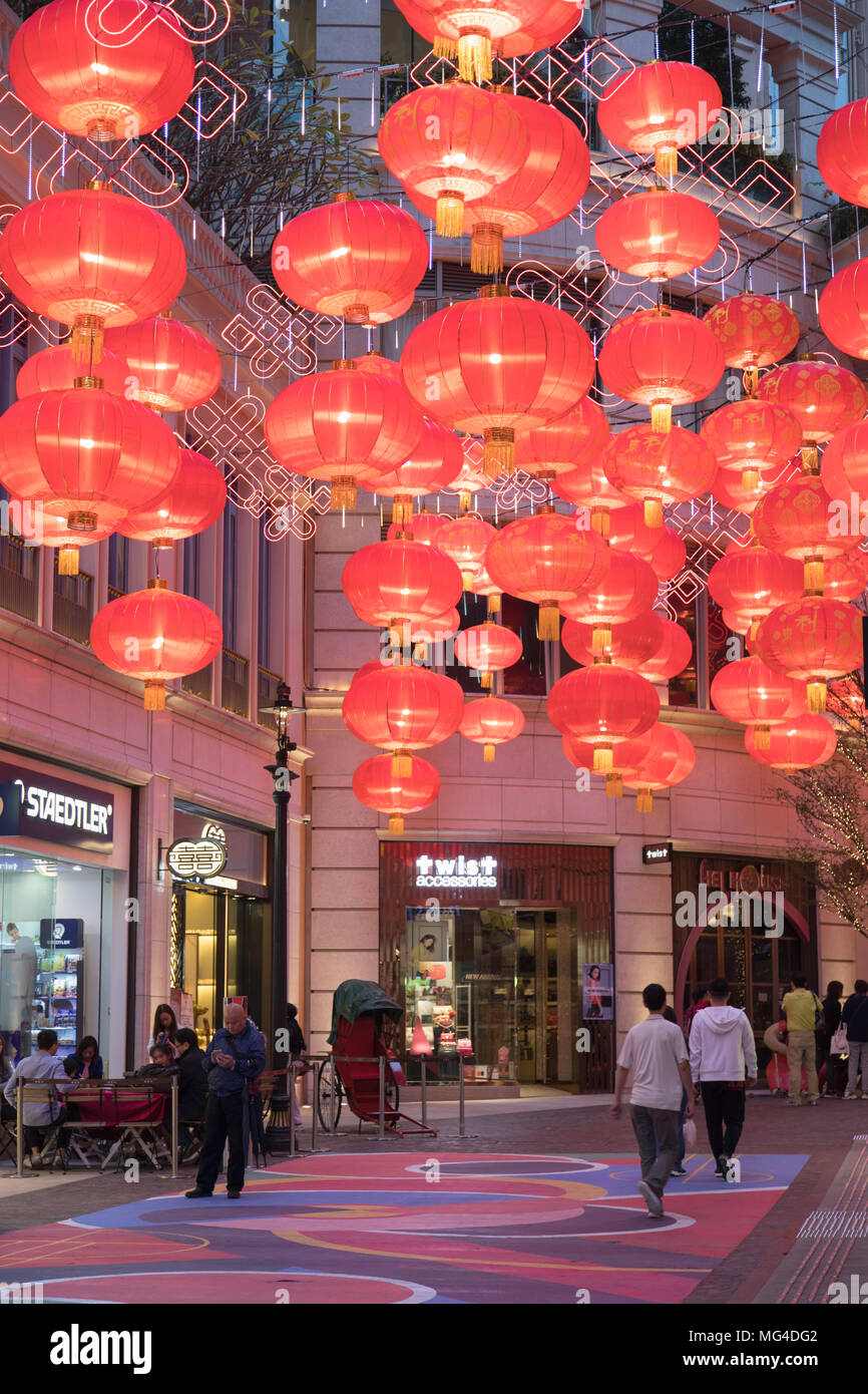 La gente camminare lungo Lee Tung Avenue, Wan Chai, Isola di Hong Kong, Hong Kong Foto Stock