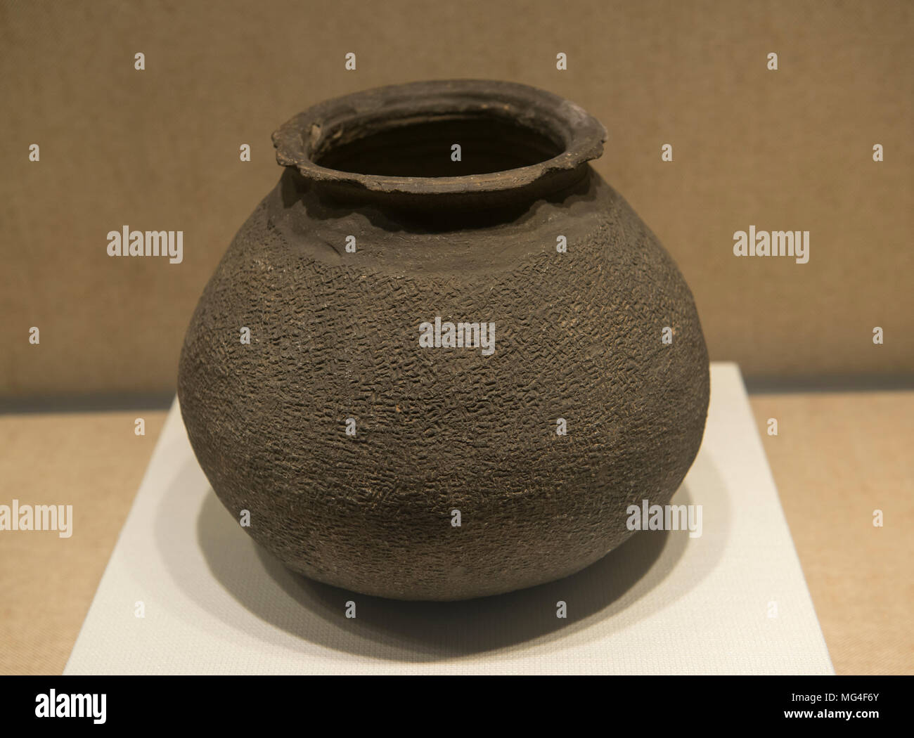 La placcatura hard vaso in ceramica con cloud & thunder pattern nel Museo di Zhejiang di Hangzhou, Cina. Dinastia Shang (c.1600-1046 BCE) Foto Stock