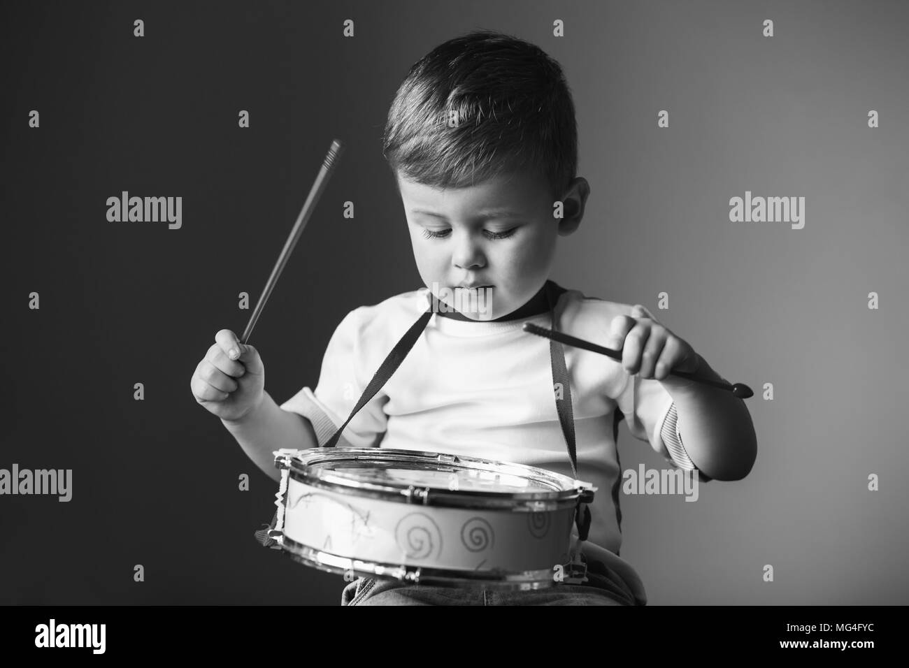 Tamburino bambino Foto e Immagini Stock in Bianco e Nero Alamy